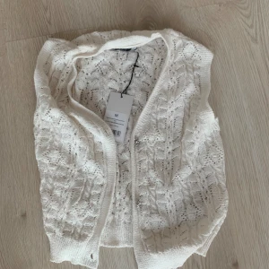 Stickad väsf - Så snygg väst till sommaren! Denna är aldrig använd och har prislappen kvar! 