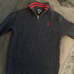 Kabelstickad polo halv zip - M i barn men sitter som 152-158