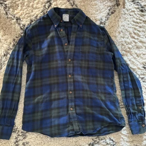 Skjorta från Brooks Brothers - Schysst flanellskjorta från Brooks Brothers i storlek M. Nypris: 1500!! Kom PM för fler bilder eller frågor 🤝🏻