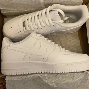 Air force 1  - Nästan helt nya.  Köpte för några månader sen för kalas och har inte användes sen det.  Kartongen medföljer 