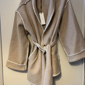 super fin beige vår/höst kappa  - Helt ny beige kappa, jätte fint till våren/hösten😍!! 