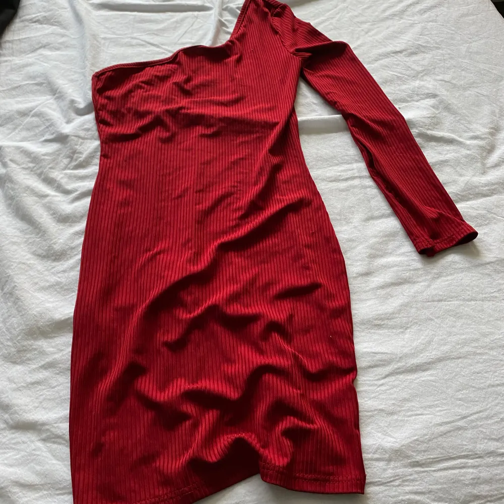 Shein klänning köptes för 3 år sen tror jag , använd 2 ggr typ och är i som ny . Klänningar.