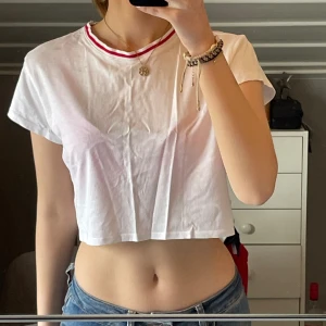 Tshirt - Vit T-shirt med röd detalj, säljer då den inte används. Storlek 134/140 men passar mig med XS💕