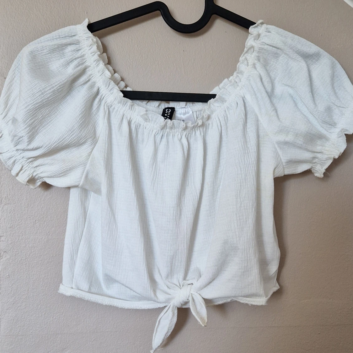 Topp med puffärmar och knyt-detalj