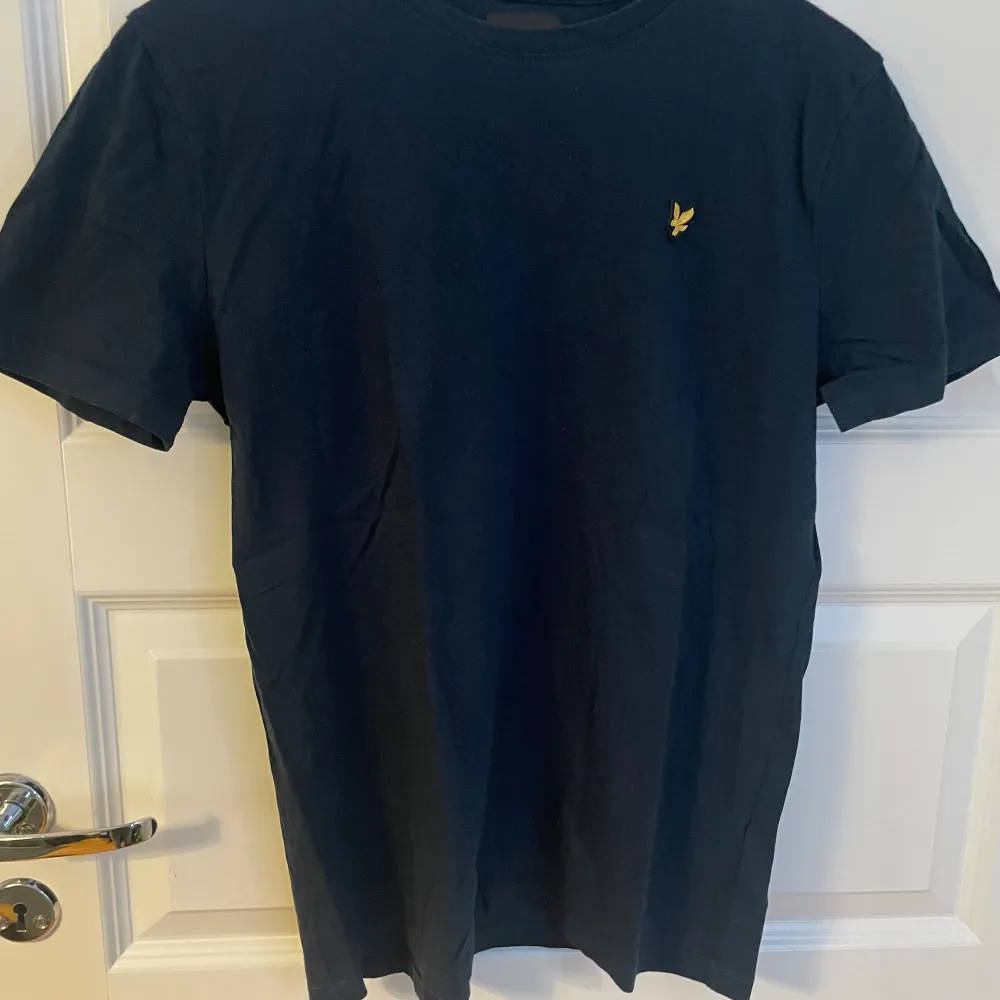 Lyle and scott tshirt storlek 15/16 men sitter som S. Har två gråa och en blå 80kr styck eller alla för 200. Jag på bilden är 177. T-shirts.