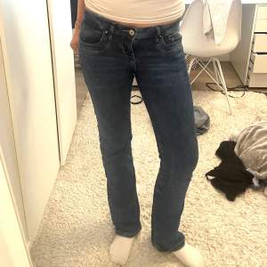 Så fina lågmidjade mörkblå jeans med bootcut. Nypris 700kr och använt fåtal gånger, inga defekter. Mått: W28 L34