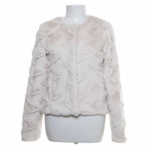 Vit/ Beige pälsjacka - Ljus pälsjacka som jag aldrig använt. Storlek S. 