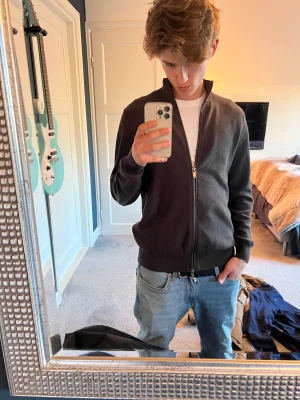 Massimo Dutti Zip Up - Sällan använd, skön färg och bra passform. Köpte den för ca 3 månader sedan för 800kr. 