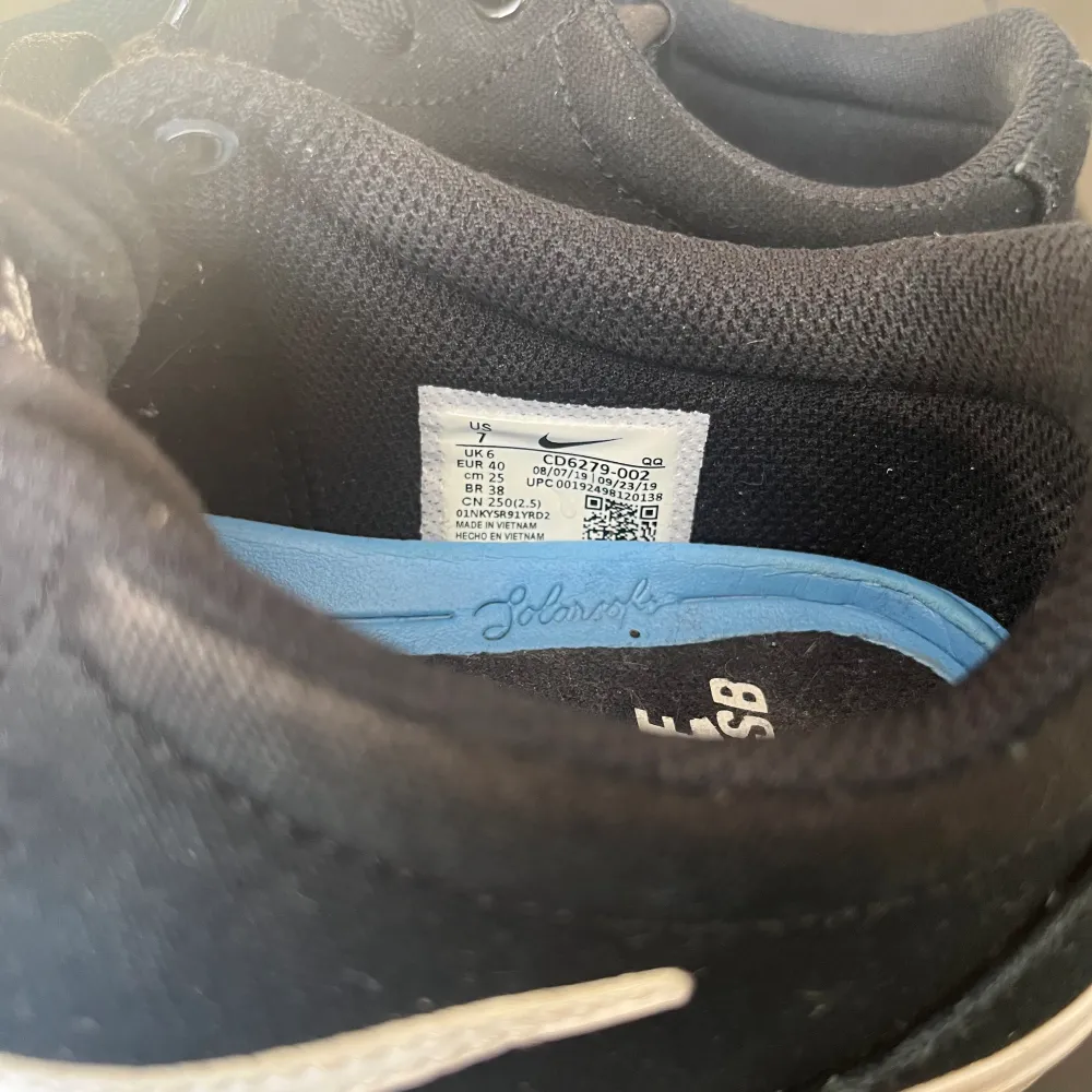 Säljer dessa svarta Nike skor i storlek 40. Har används men fortfarande i bra skick💕. Skor.