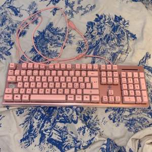 Helt fungerande rosa tangentbord från deltaco gaming som har led lampa som kan lysa i alla färger, knappt använd✨dm för mer bilder eller videos💕