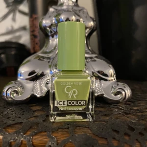 Grön nagellack - Helt oöppnat nagellack