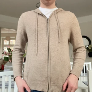 Kashmir tröja - Säljer nu min 100% Kashmir tröja då den tyvärr har blivit för liten. Har en liten lagning vid fickan inuti . Har ni några frågor är de bara att höra av sig/MVH Adam