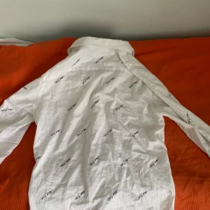 Tommy hilfiger skjorta - En fin vit Tommy hilfiger finskjorta i storleken m, men passar antagligen l ockpåne eftersom den är loose fit.