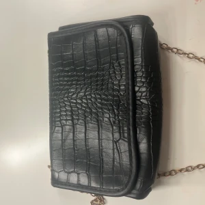 Svärt Väska - Hej! jag säljer min jätte gulliga väska som inte kommer till användning längre. Den är använd ganska mycket men är i jättebra skick! lite rostig ❤️❤️