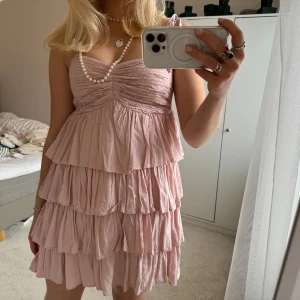 Klänning - Drömigaste klänningen!!! Från h&m i storlek 42, men sitter bra på mig som brukar ha xs/s