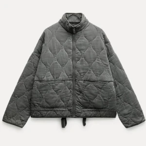 Vårjacka ZARA - Superfin populär Quiltad jacka från Zara, nypris 859kr. I storlek M!💕 Mycket bra skick, säljer för jag inte får användning till den.🌸 Egna bilder kan fixas om det önskas! 650kr eller prisförslag