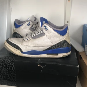 Jordan 3 racer blue - Asfeta jordan 3 racer blue. Skorna e ganska beaten som ni ser men är fortfarande i ett användbart skick, därav priset. Välidgt unik o fin modell💙