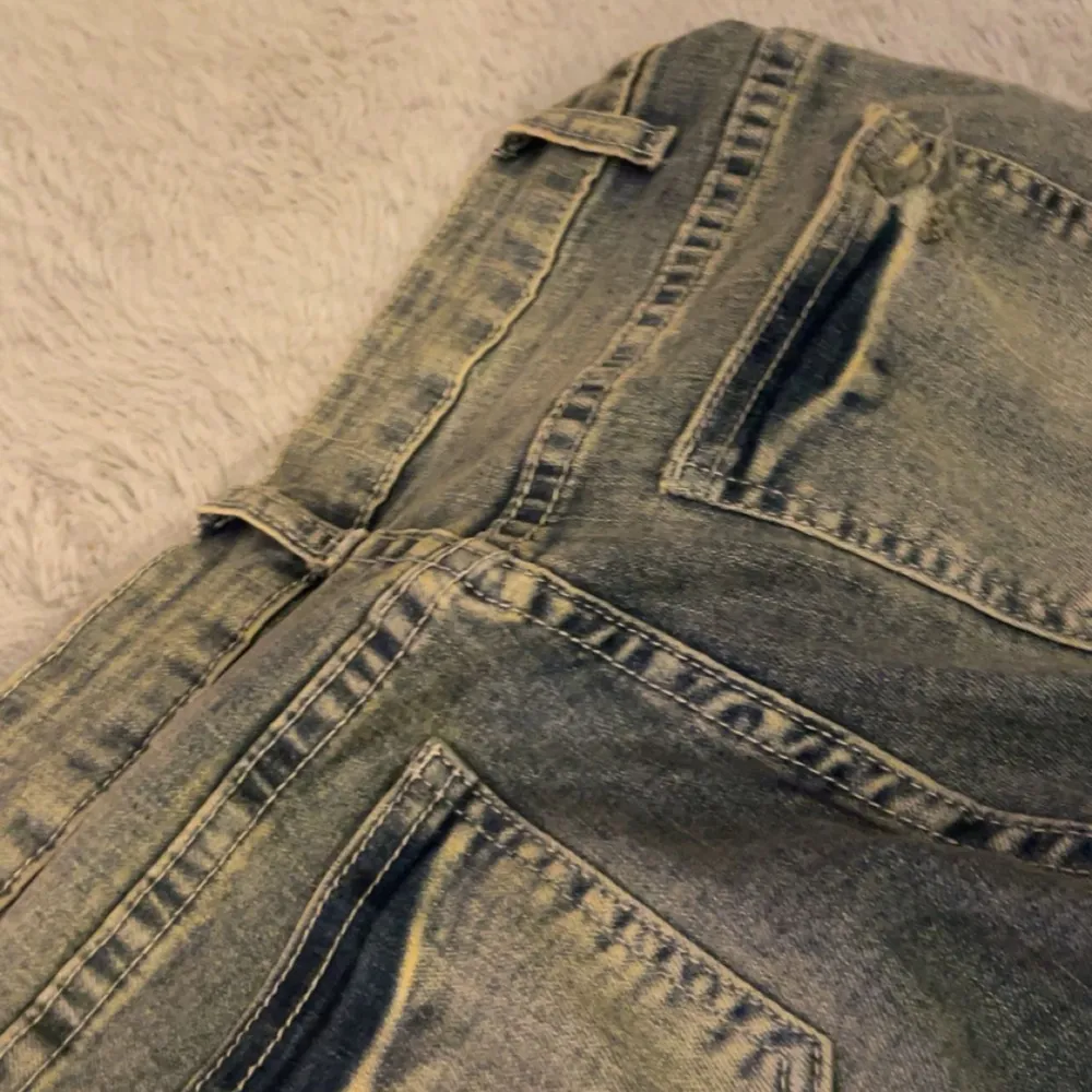 Bootcut jeans i fint skick nästan aldrig använda, lågmidjade storlek XS. 👖 Vet inte vart dem är ifrån.  Köpte dem för ungefär 350kr säljer dem nu för 200kr🛍️  👖🛍️💸🪩. Jeans & Byxor.