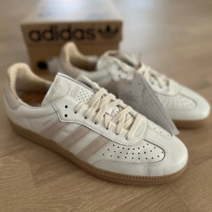 Adidas Samba sneakers (Specialutgåva) Flera storlekar - Säljer nya Adidas Samba sneakers, special utgåva som sålde slut på kort tid när de släpptes. Färg: Core White/Wonder White/Magic Beige. Har flera storlekar: 41 1/3, 42 och 42 2/3 . Köpta direkt från Adidas