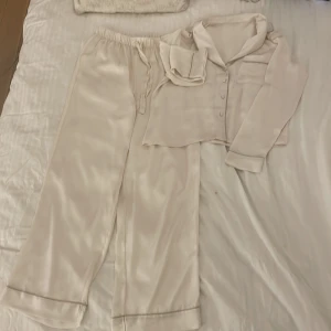 Säljer denna jätte fina pyjamasen ❤️❤️ - Säljer denna jätte fina pyjamasen. Aldrig använt pga storleken som är XS men kan kan användas på t M. Jag e 156. Vet tyvärr it var den e ifrån pga att jag fick den i present . Pris kan diskuteras ❤️❤️