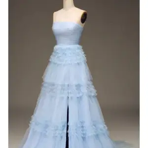 Super fin ljusblå balklänning, aldrig använd🥰skriv till mig för fler bilder. Pris kan förhandlas.   Strlk: EU32 (xs/s) 