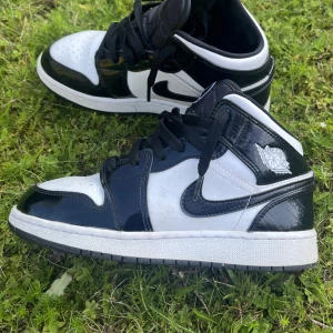 Jordan 1 carbon fiber  - Jordan 1 ”All stars”. Dem är i jätte fint skick och köptes förra sommaren☺️ säljer då jag inte har plats och känner att dem inte kommer till tillräcklig användning💕 pris kan sänkas vid snabb affär, säljer helst genom köp nu knappen för de är säkrast☺️