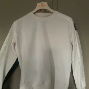 Parajumper hoodie  - Äkta parajumper hoodie fleece tyg på ärmarna, använd en gång, bra skick!💓 Storlek Y-S, skulle säga den är som XXS/XS Nypris cirka: 2100kr