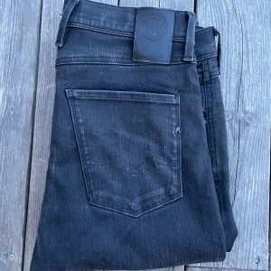 Replay Anbass - Storlek är 33/32 men sitter som 32/32 Eftertraktade jeans som vanligtvis säljs snabbt. 