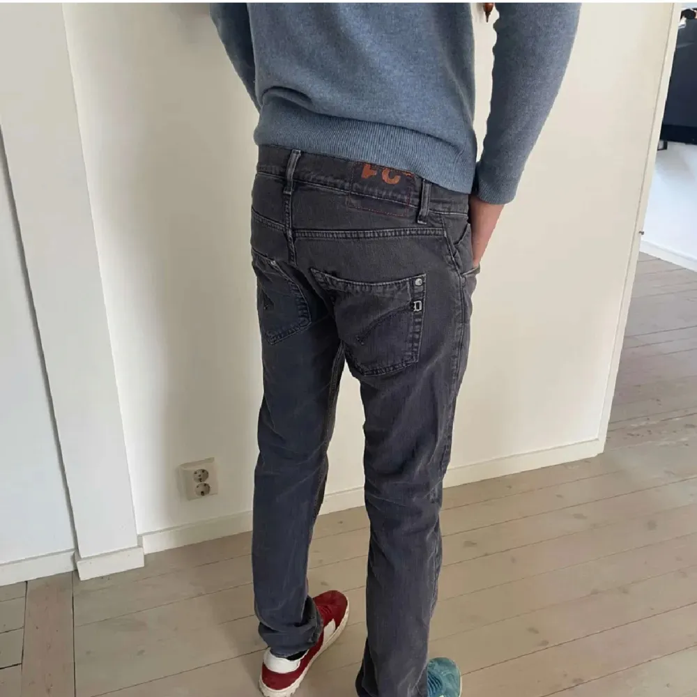 Säljer nu dessa riktigt feta Dondup jeansen i modellen George (slimfit). De är i storleken 31 och skicket är mycket bra! Färgen är mörkgrå. Vid ytterligare frågor eller funderingar är det bara att höra av er!🙌🏽🍾. Jeans & Byxor.