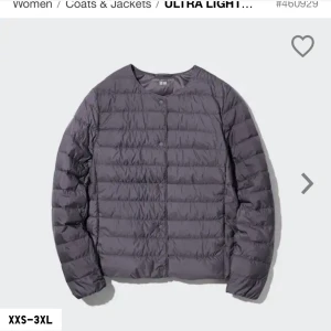 Uniqlo jacka! - superfin jacka från uniqlo i en grå blå färg! perfekt nu till våren. I storlek M men passar mig som bär S. Skriv privat för fler bilder🙏🏻❤️Köpt förra året för ca 800 kr!