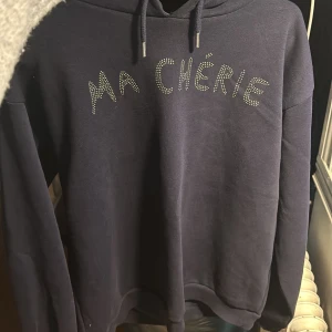 Hoodie - Mörkblå hoodie från Ginatricot i mycket bra skick💕 