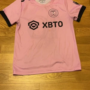 Fotbollströja - En ny och snygg miami fotbollströja, ny mycket bra skick och använd en gång. Skriv om ni har funderingar eller frågor 