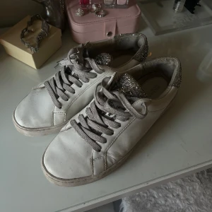 Michel kors skor - Jag säljer nu mina Michel Kors skor i storlek 38/39 pga att dom inte längre passar mig. Köpta förra året på Zalando för 1699kr. Super fina och sköna skor!🩷 kom gärna med prisförslag om ni vill