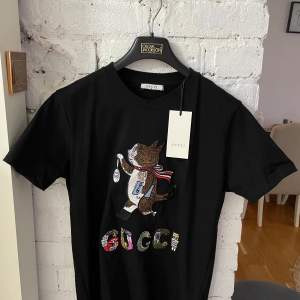 Hej! Nu säljer jag min helt nya samt oanvända Gucci t-Shirt i Storlek S. Priset kan diskuteras vid snabb affär. Kan både frakta samt mötas 