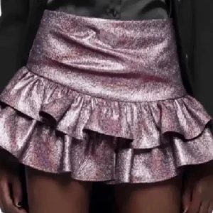 Hej! Söker denna kjolen i storlek s!💞 Hör gärna av er om ni har den eller om ni skulle vilja sälja den🫶❤️ - Strl S