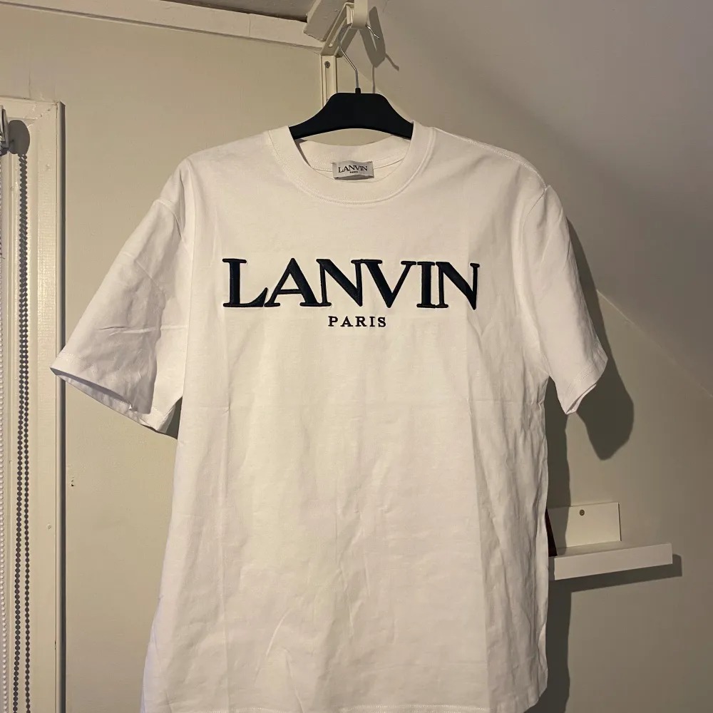 Tja! Säljer denna tvärfeta Lanvin t shirten för att den är för stor för mig. Sitter lite stor i storlek men den är storlek M. skick 10/10.  Bara att höra av dig om du har frågor. . T-shirts.