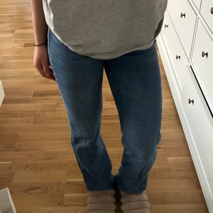 Blå bootcutjeans - Säljer dessa jeans i storlek 34, knappt använda så är i fint skick. 💘
