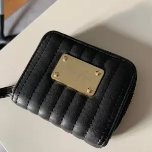 Liten smidig plånbok som är perfekt att ha i handväskan!