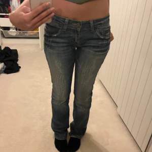 Coola lågmidjade jeans med snygga fickor och unik design💕