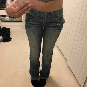 Lågmidjade jeans - Coola lågmidjade jeans med snygga fickor och unik design💕