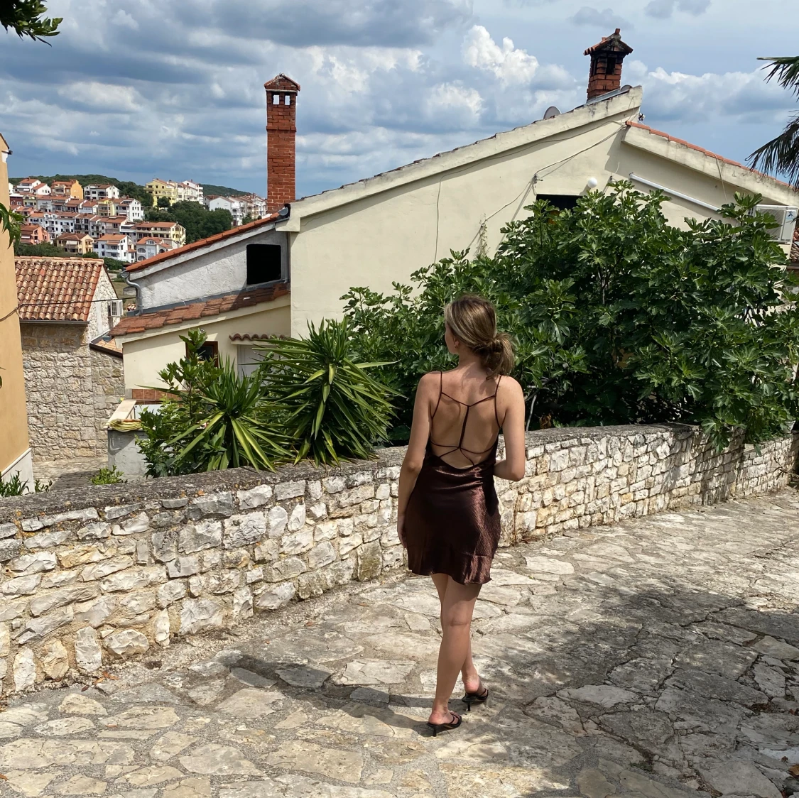 Brun satin klänning - 91