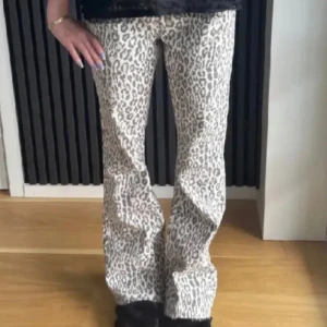 Leopard jeans  - Leopard jeans, vill bli av med snabbt!