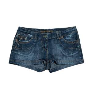 Skönaste shorts för sommaren, i perfekt skick och redo för att användas! Super fin design<3 Midjemått: 42 (rakt över), 84 cm runt hela. Inga bilder på, skriv vid funderingar(:
