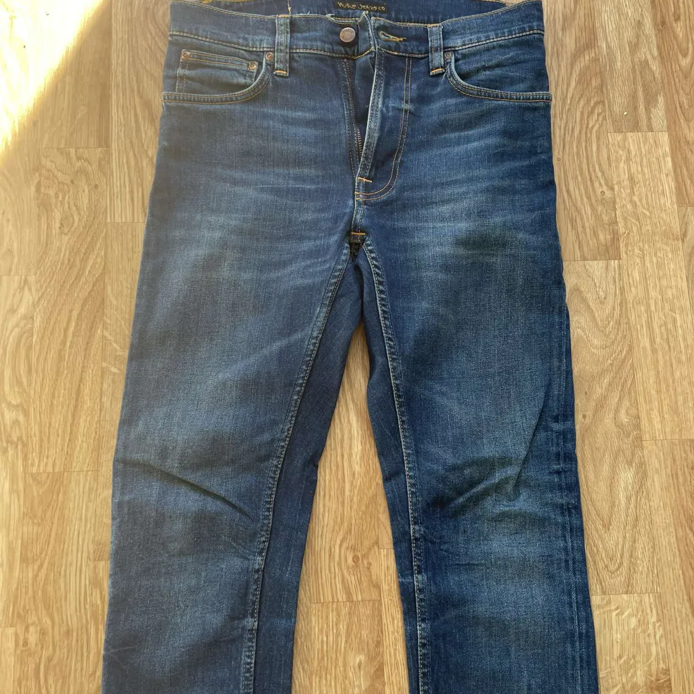 Ett par feta Nudie jeans i bra skick! Storleken är 29:32 men de är omsydda så passar någon på ca 175🍾skriv vid funderingar🤙. Jeans & Byxor.