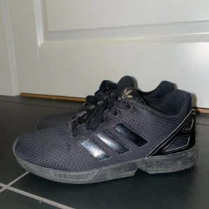 Adidas skor  - Jätte fina adidas skor använt några fåtal gånger jätte fina och i bra skick.köparen står för frakten❤️kontakta mig innan köp ❤️