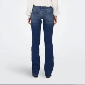 Lågmidjade jeans från only i modellen ”Utsvängd Passform Låg Midja Jeans”. Säljer då de inte passade mig o därför har ja inte heller nåra egna bilder med de på, endast provade, stl xs/”32, nypris 499kr🤍