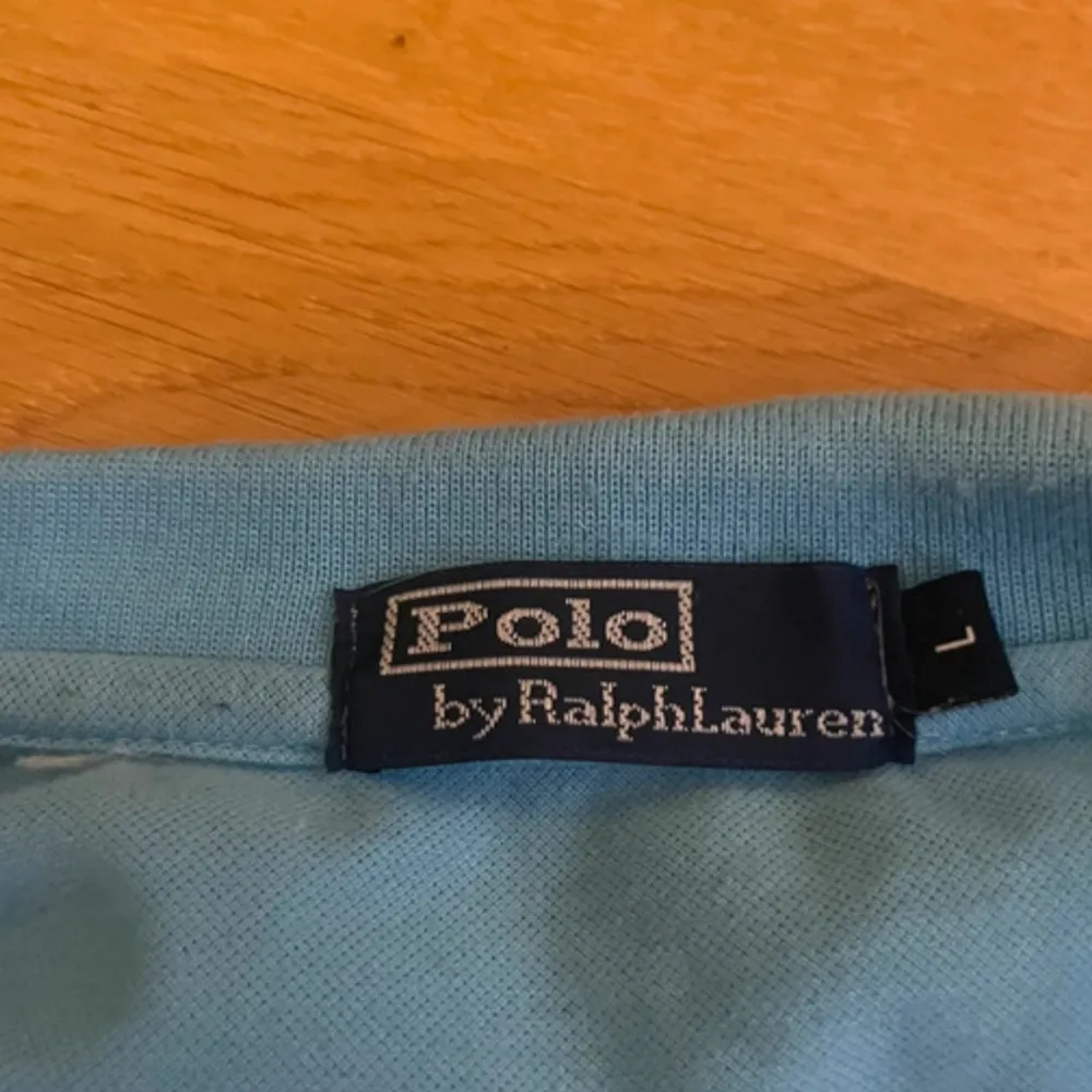 Blå Polo Ralph Lauren piké i storlek L. Väldigt fint skick och knappt använd. T-shirts.