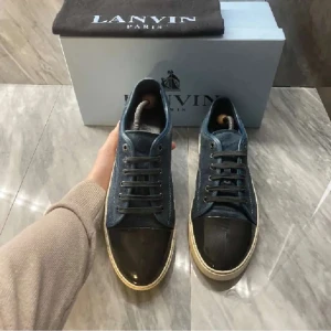 Lanvin - Intressekoll! Feta blåa Lanvin skor i väldigt bra skick! Skorna är i storlek uk 9 ca 43-44 i EU storlek | Nypris 4500 | Endast skorna medföljer | Kom PM för fler frågor 💫