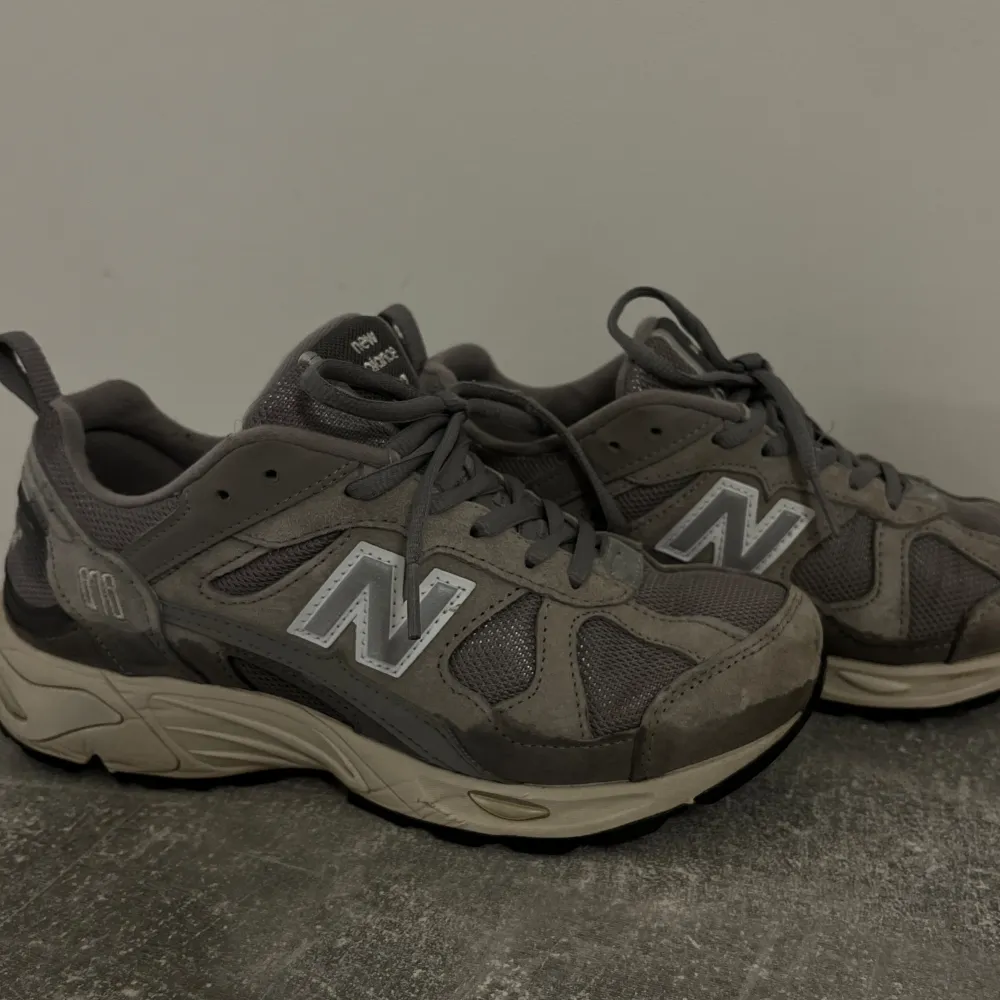 Hej! Jag säljer ett par gråa New Balance-skor i storlek 38. Jag har använt dem, men de är i fantastiskt skick. Jag har tvättat dem men behöver tvättas lite mer ordentligt. De luktar inte och är i gott skick.🤩. Skor.