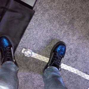 Giuseppe zanotti skor - Giuseppe zanotti skor, strl 44 Köpta för 5,2 för ett år sedan. Använt typ 10 gånger så dem är som nyskick. Box och allting ingår. Kan även byta mot något